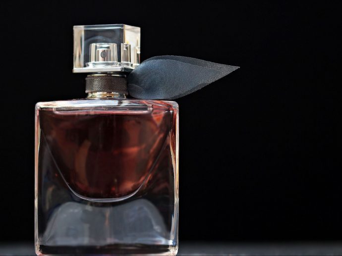 Exploring Cultural Roots in Men’s Cologne: Oud Heritage