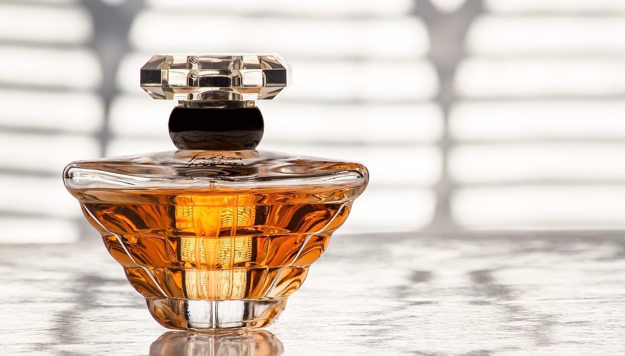 Luxury in a Bottle: A Simple Guide to Oud Perfume for Women